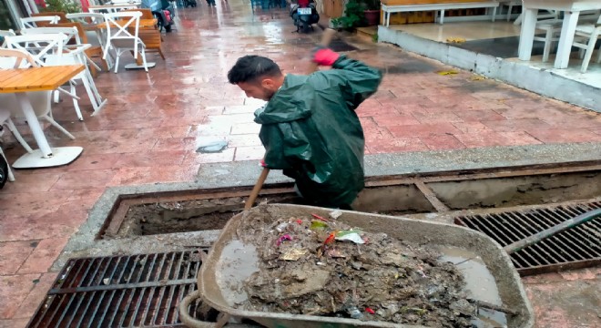 Çeşme de Belediye ekipleri tam kadro sahada