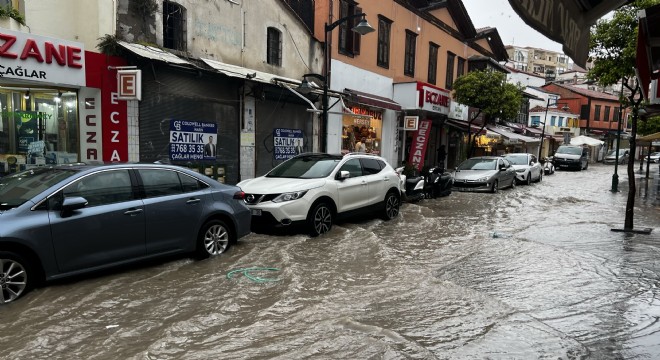 Çeşme'de şiddetli yağmur etkisini gösteriyor