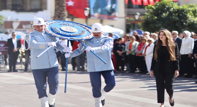 Çeşme de Cumhuriyet için Çelenk sunum töreni!