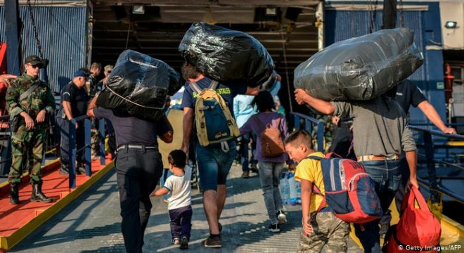 Yunanistan Ege Adaları ndaki sığınmacıları tahliye ediyor