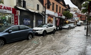 Çeşme'de şiddetli yağmur etkisini gösteriyor